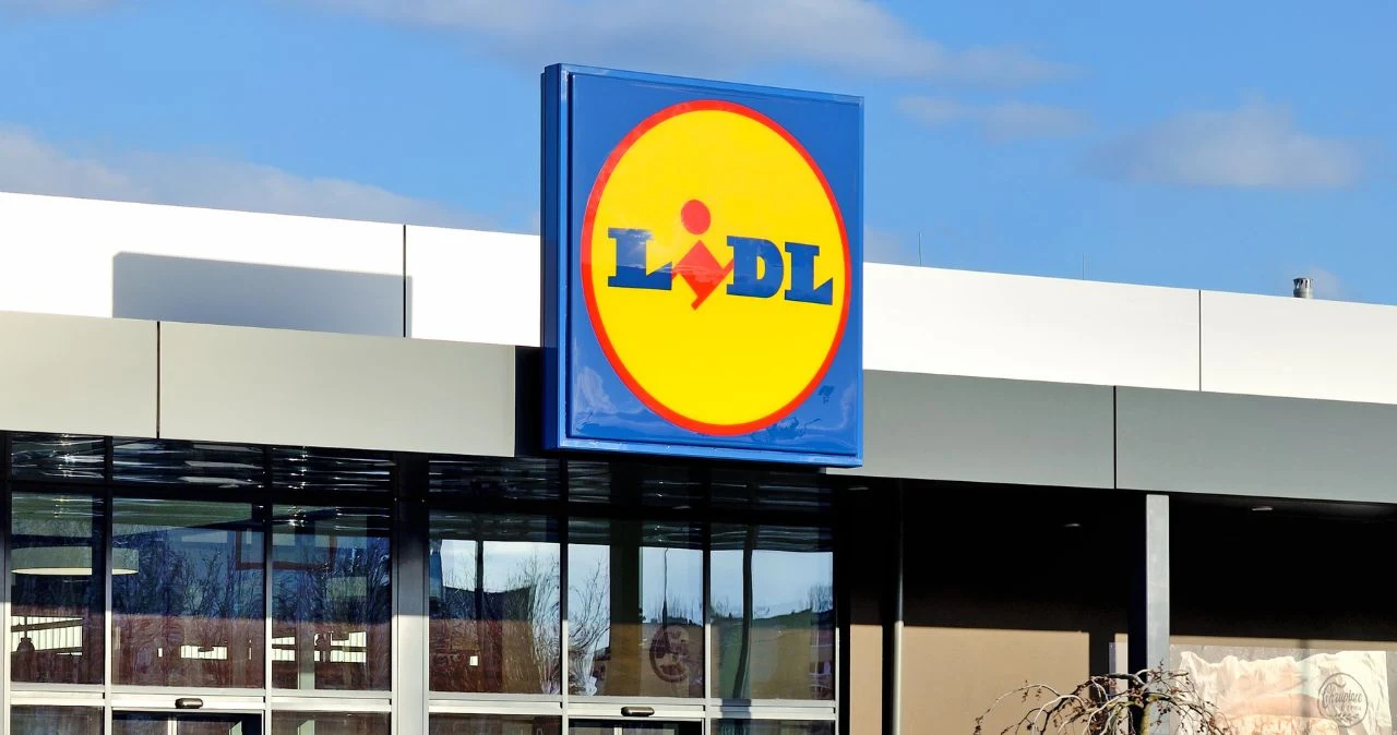 Od jutra Lidl rusza z wyprzedażą Wittchen. Walizki kupisz już od 139 zł Logo Lidl na elewacji nowoczesnego budynku sklepu.