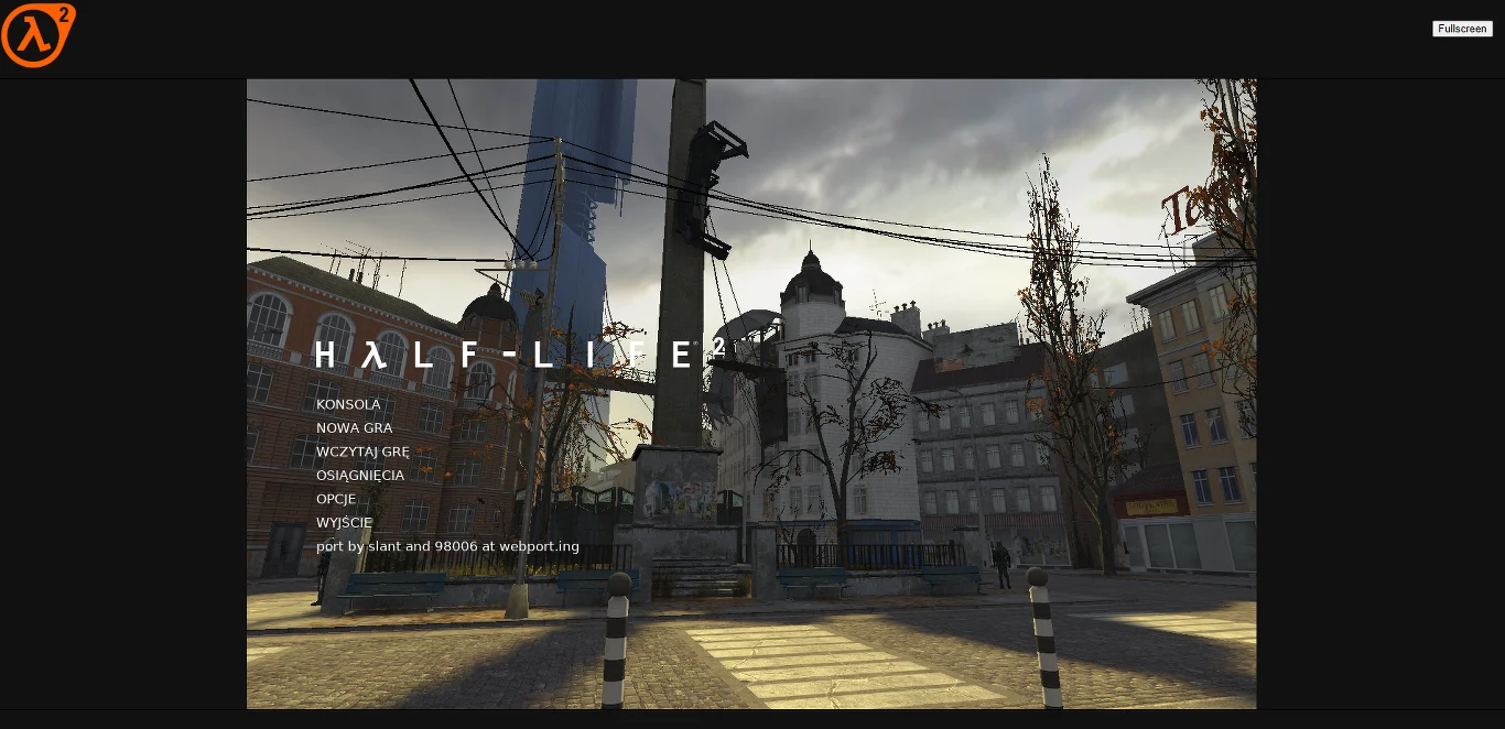 Menu gry Half-Life 2 na tle miejskiego placu otoczonego kamienicami, z monumentalną, futurystyczną wieżą dominującą nad zabudową i posągiem w centralnej części, charakterystycznymi wiszącymi kablami oraz szarym niebem.