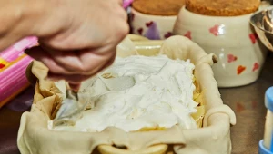 Przygotowanie szarlotki z bezą w domu jest prostsze, niż się wydaje