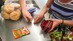 Kasjerka przez ponad 1 miesiąc okradała kasę sklepu, w którym pracowała. Kobieta ukradła ponad 20 tys. zł