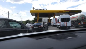 Na rosyjskich stacjach, na których paliwo jest dostęne, tworzą się kolejki