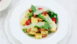 Gnocchi z czerwonym pesto, bobem i kurkami