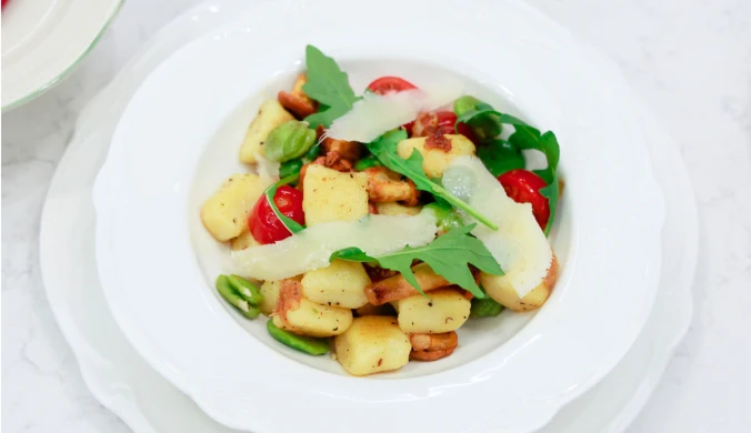 Gnocchi z czerwonym pesto, bobem i kurkami