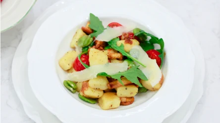 Gnocchi z czerwonym pesto, bobem i kurkami