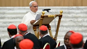 Papież Leon XIV podczas nadzwyczajnego konsystorza w Watykanie