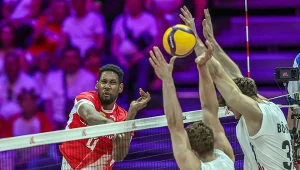 Wilfredo Leon atakuje przez niemiecki blok