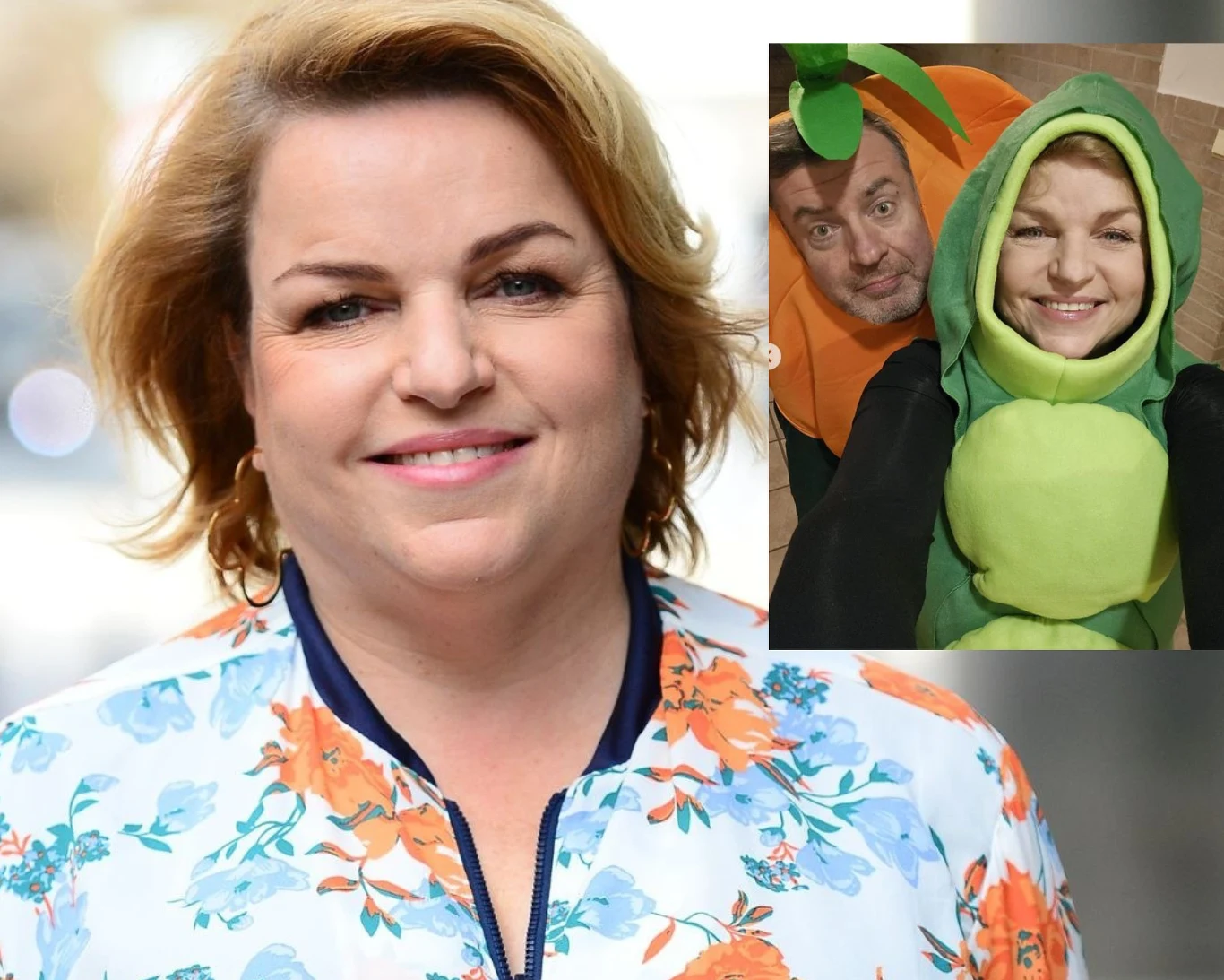 Kobieta w kolorowej, kwiecistej marynarce uśmiecha się do obiektywu, a w rogu widać dodatkowo dwie osoby w przebraniach warzyw, jedna jako marchewka, druga jako groszek, również uśmiechnięte.