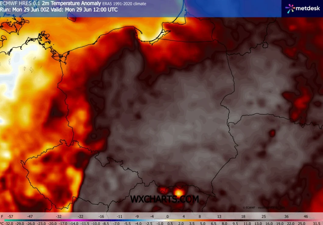 Mapa Europy Środkowej z zaznaczonymi anomaliami temperatury powietrza na tle normy, gdzie Polska i kraje sąsiednie przedstawione są jako obszary objęte ciemniejszymi, chłodniejszymi barwami w porównaniu do jasnych, ciepłych odcieni widocznych na zachod...