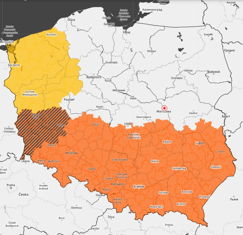 Kolorowa mapa Polski z podziałem na województwa, gdzie centralna, południowa i wschodnia część kraju oznaczona jest kolorem pomarańczowym, północno-zachodnia część na żółto, a południowo-zachodni fragment województwa dolnośląskiego wyróżniony dodatkowo...