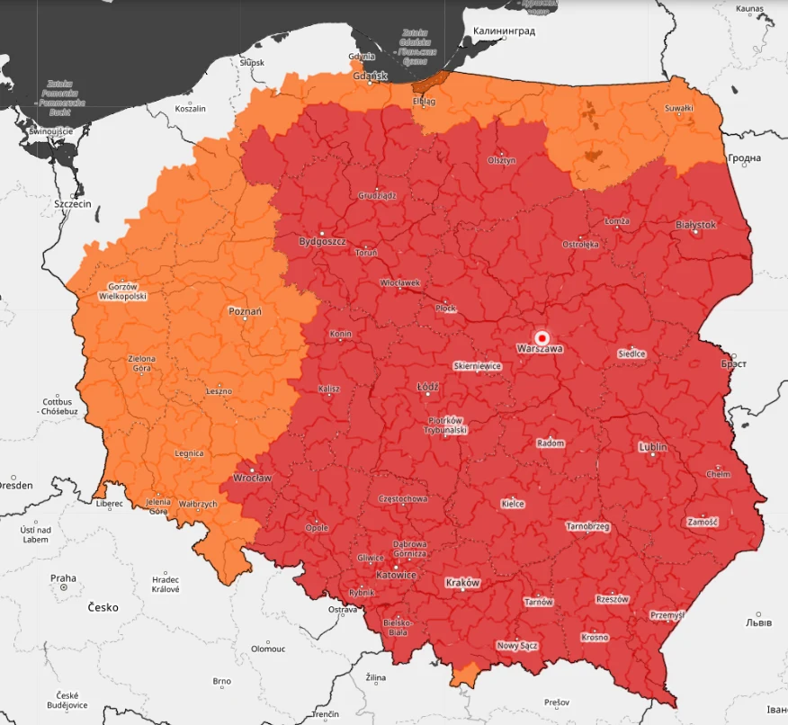 Mapa Polski z podziałem na województwa, gdzie wschodnia i centralna część kraju oznaczona jest kolorem czerwonym, a zachodnie regiony wyróżnione kolorem pomarańczowym, z wyraźnie zaznaczonymi większymi miastami i granicami województw.