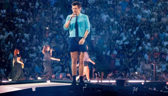 Harry Styles zadławił się i upadł na oczach tysięcy. "Nikt mu nie pomógł!"