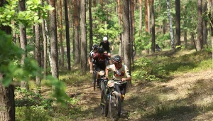 Jeden kolarz zmarł, drugi zaginął. Trwa akcja w Markach