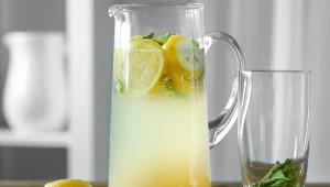 Nic nie smakuje tak dobrze, jak domowa lemoniada. 