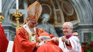 Papież Leon XIV nałożył paliusze trzem polskim metropolitom: kard. Konradowi Krajewskiemu, kard. Grzegorzowi Rysiowi i abp Andrzejowi Przybylskiemu