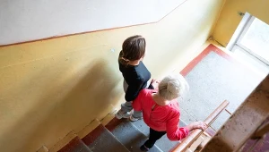 Dlaczego rozmowy na klatce schodowej są tak ważne dla seniorów? 