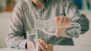 Seniorzy mogą być szczególnie narażeni na panujące na zewnątrz upały