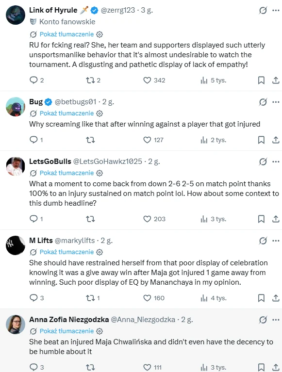 Fragment dyskusji na Twitterze, w której użytkownicy krytykują zachowanie zawodniczki oraz jej zespołu po zwycięstwie nad kontuzjowaną Mają Chwalińską, podkreślając brak sportowej postawy i empatii.