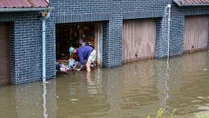 Usuwanie skutków ulewy, która przeszła nad Gryfinem