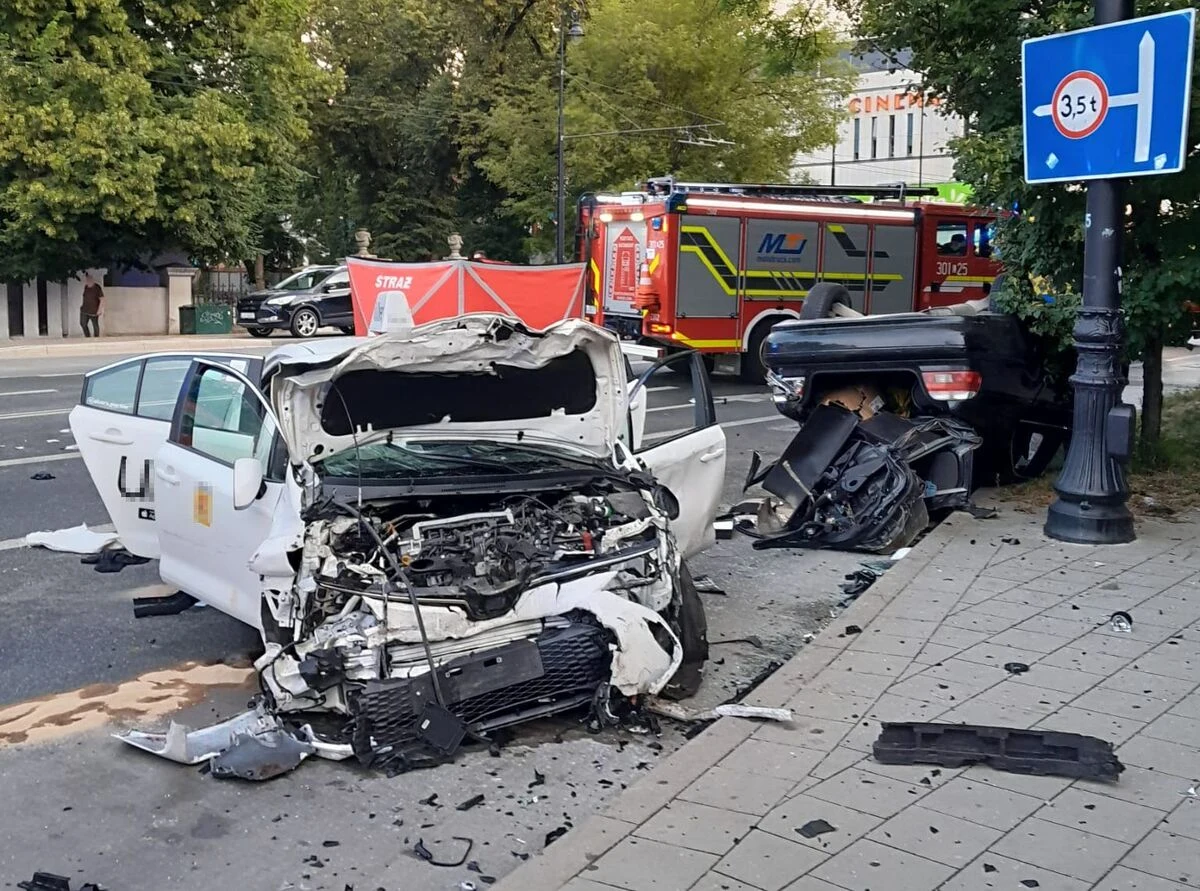 Wypadek w Lublinie. Zderzyły się dwa samochody Dwa rozbite samochody po zderzeniu na ulicy Lipowej w Lublinie, obecne służby ratunkowe.