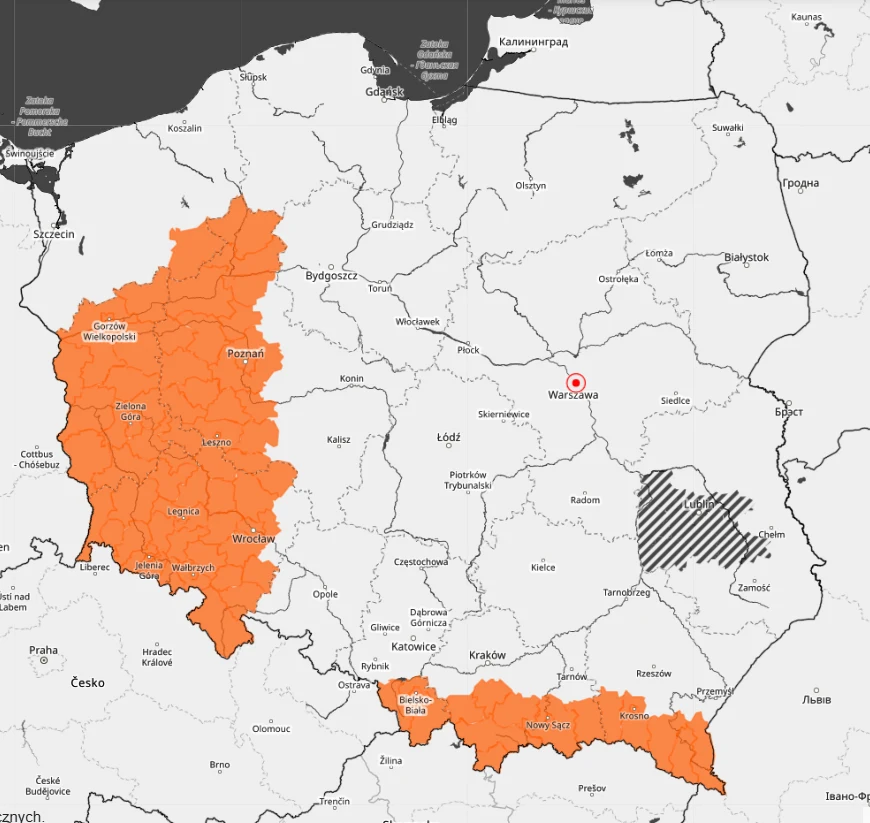 Mapa Polski z zaznaczonymi na pomarańczowo województwami zachodnimi i południowymi oraz Warszawą oznaczoną czerwoną kropką; województwo lubelskie wyróżnione ukośnym kreskowaniem.