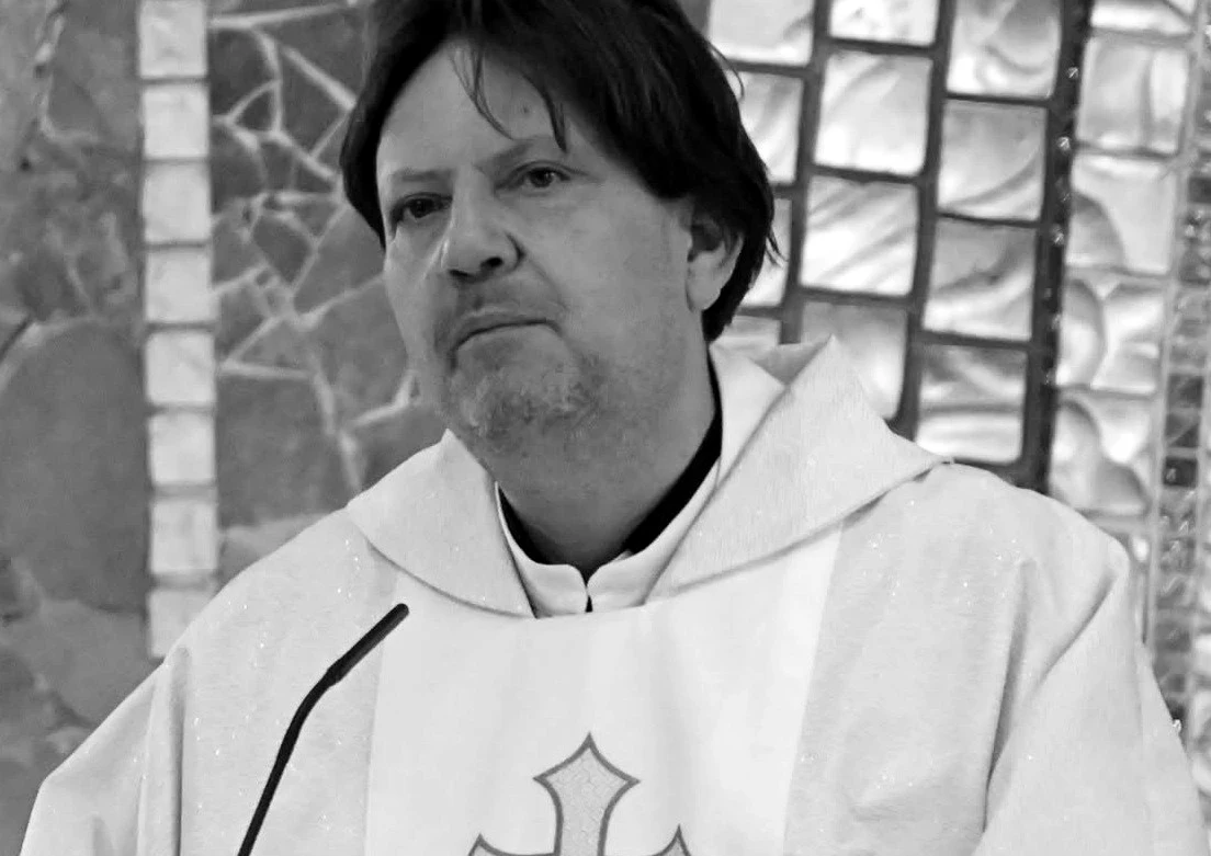 Tragiczna śmierć księdza podczas mszy świętej. Zaatakowała go osa Słoweński ksiądz Robert Emeršič w białej szacie