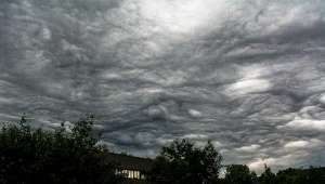 Zdj. ilustracyjne. Chmury asperitas widziane nad Zakopanem w 2017 roku