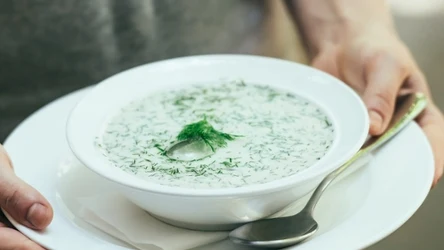 Ten chłodnik ogórkowy to idealna propozycja na obiad w upały. Zrobisz go w 15 minut. 