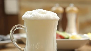 Ayran to turecki hit na upały. Nawadnia i gasi pragnienie