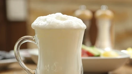 Ayran to turecki hit na upały. Nawadnia i gasi pragnienie