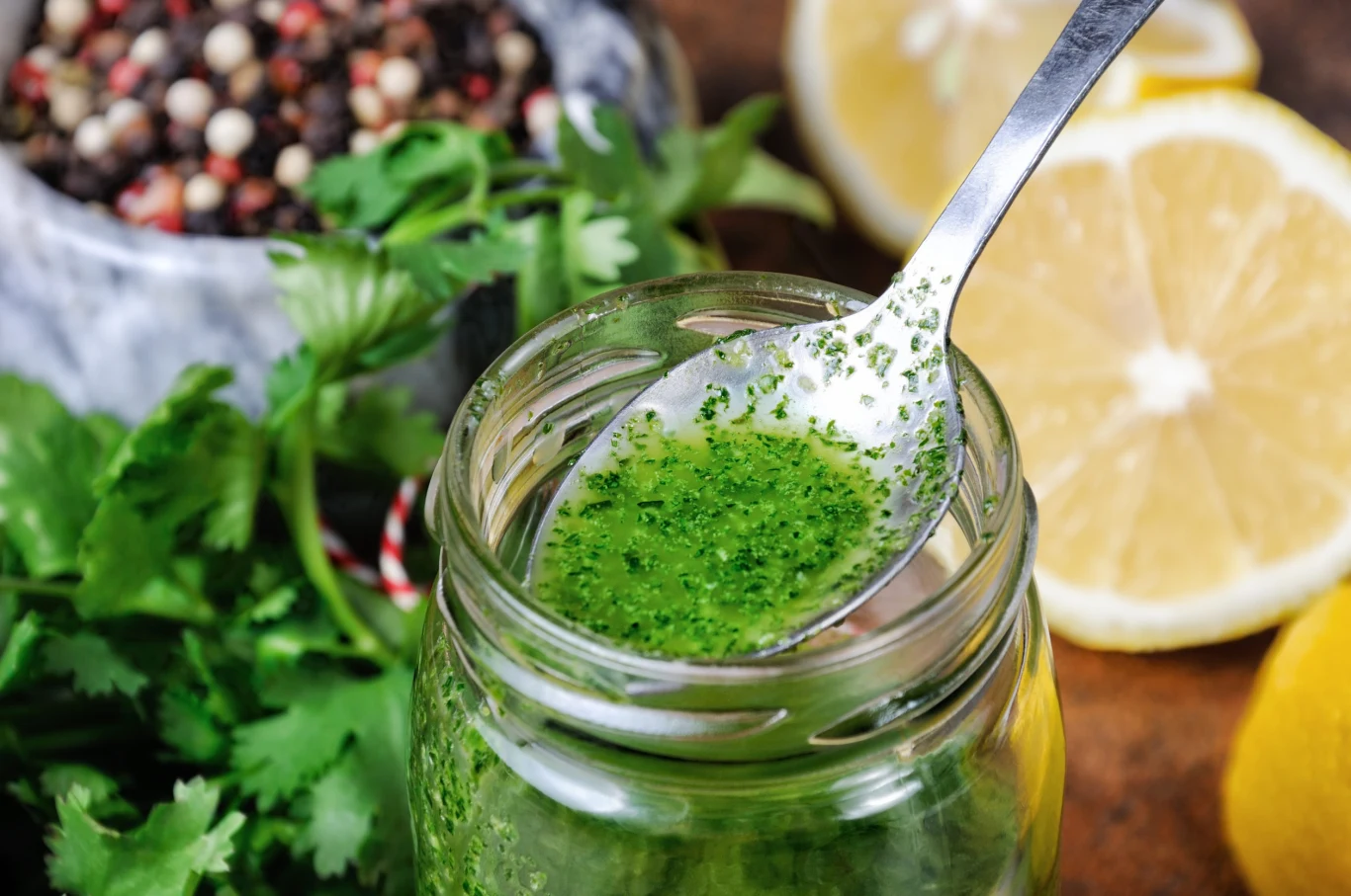 Zielony dressing ziołowy to sprawdzony patent na podkręcenie smaku sałatki