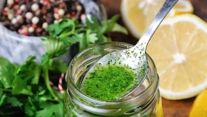 Świeży, zielony dressing do letnich sałatek. Bazą są świeże zioła 