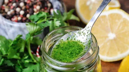 Zielony dressing ziołowy to sprawdzony patent na podkręcenie smaku sałatki 