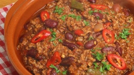 Jakie pikantne potrawy na upały? Jedna z nich to chili con carne.
