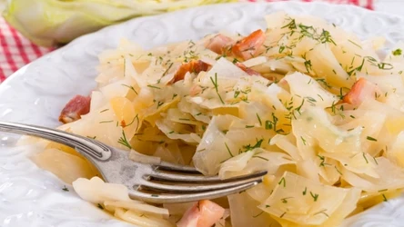 Bigos z młodej kapusty wychodzi delikatny i niezwykle smaczny 