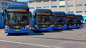 Dziesięć polskich autobusów wodorowych NesoBus zasiliło flotę MPK w Krakowie. Po czterech latach testów pojazdy rozpoczęły regularne kursy z pasażerami.