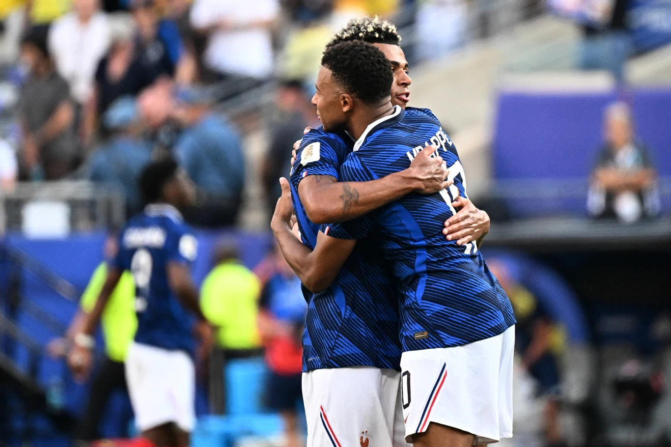 Kylian Mbappe cieszy się z kolegą z bramki na mundialu