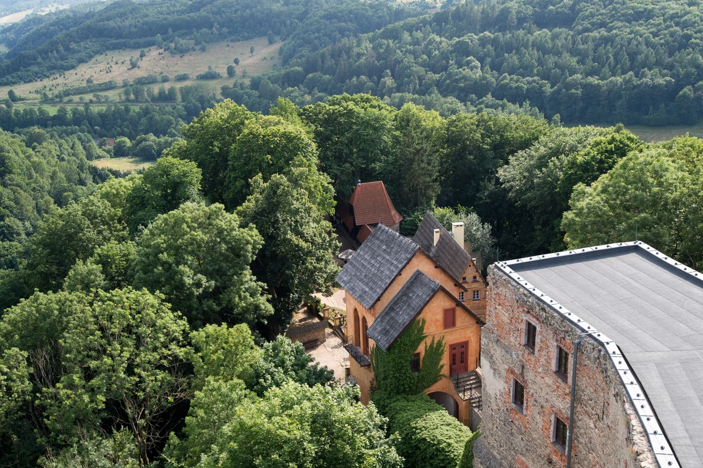 Jednym z najbardziej wyczekiwanych punktów zwiedzania Zamku Grodno jest wieża zamkowa, z której rozpościerają się piękne panoramy. Ceglany budynek z szarym dachem otoczony gęstym lasem, położony na wzgórzu z widokiem na zalesione doliny i pagórki.