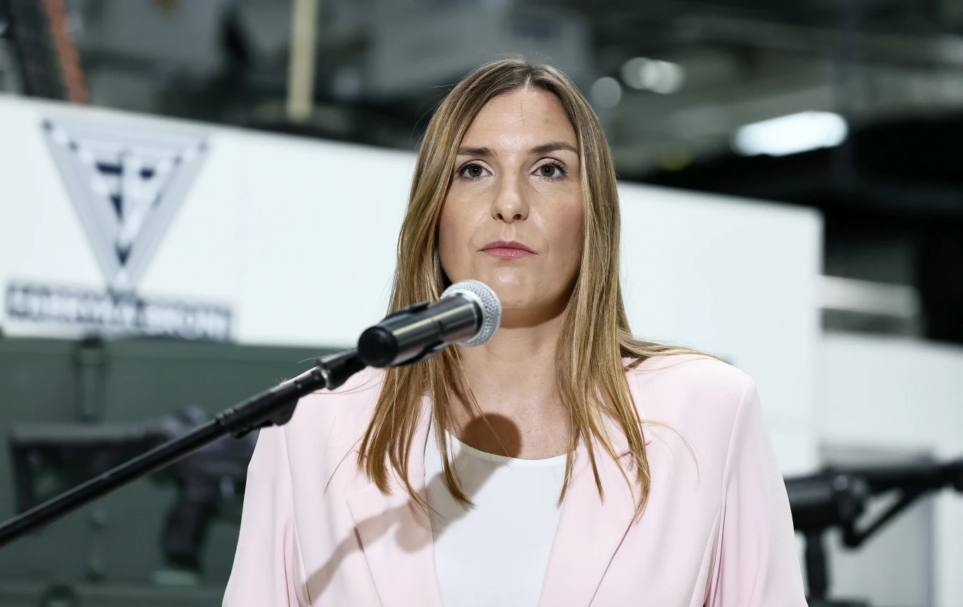 Będą kolejne środki w ramach SAFE? "To jest decyzja przed nami" Wiceminister obrony Magdalena Sobkowiak-Czarnecka przemawia do mikrofonu, w tle logotyp na ścianie.