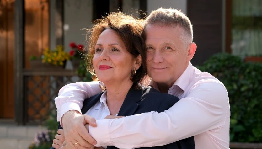 Maria (Małgorzata Pieńkowska) zacznie dostrzegać, że z jej mężem (Robert Moskwa) dzieje się coś złego