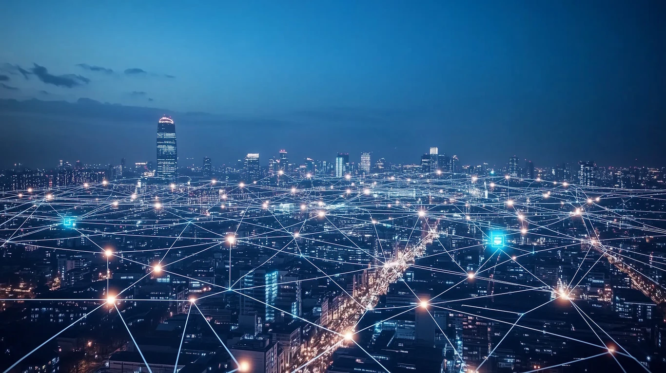 Panorama miasta nocą z rozświetlonymi budynkami oraz graficznie nałożoną siecią połączeń symbolizującą komunikację cyfrową i rozwiniętą infrastrukturę technologiczną.