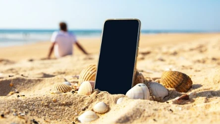 Telefon na plaży łatwo uszkodzić. W Biedronce znalazłam praktyczne gadżety od 12,99 zł