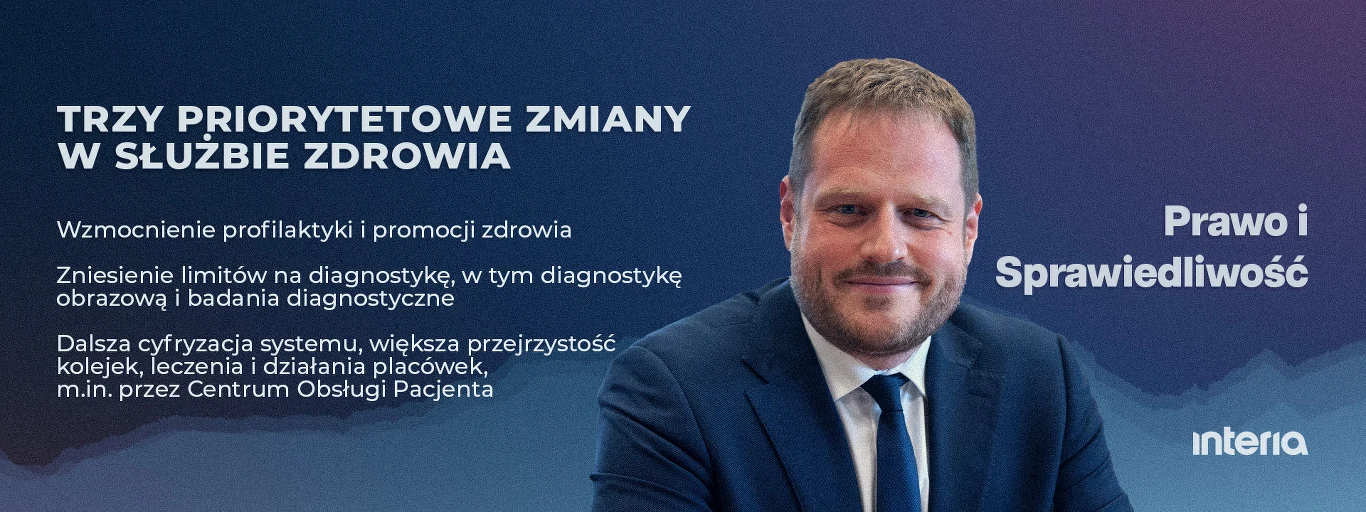 Trzy priorytetowe zmiany w służbie zdrowia według Prawa i Sprawiedliwości, fot. źródłowa: GRZEGORZ KRZYZEWSKI / FotoNews / Forum Uśmiechnięty mężczyzna w garniturze siedzący na tle niebieskiego plakatu z tekstem prezentującym trzy priorytetowe zmiany w służbie zdrowia oraz logotypami Prawo i Sprawiedliwość i Interia.