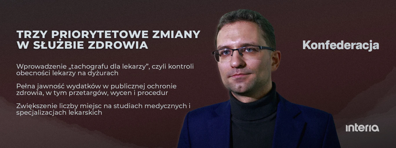 Trzy priorytetowe zmiany w służbie zdrowia według Konfederacji, fot. źródłowa: Filip Naumienko/ REPORTER Mężczyzna w okularach na tle planszy z trzema propozycjami zmian w służbie zdrowia przygotowanymi przez Konfederację, obejmującymi kontrolę obecności lekarzy na dyżurach, jawność wydatków w ochronie zdrowia oraz zwiększenie liczby miejsc na studiach me...