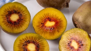 Jest dużo słodsze od zielonego kiwi. Ma dużo witaminy C i błonnika