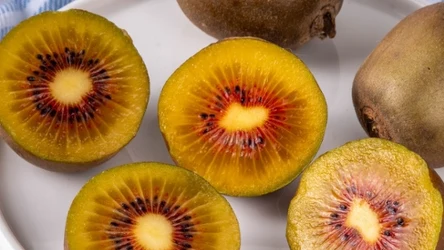 Jest dużo słodsze od zielonego kiwi. Ma dużo witaminy C i błonnika