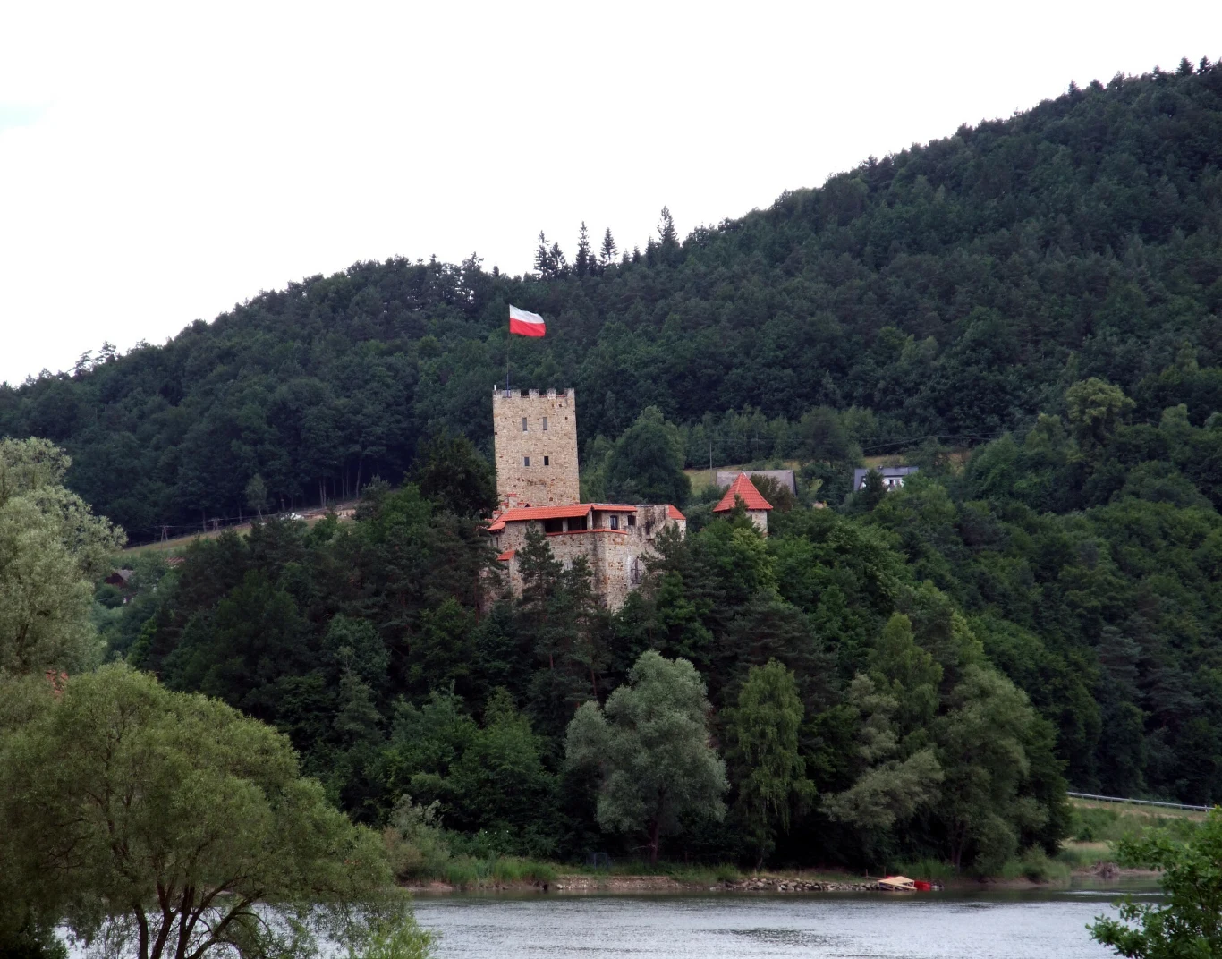 Przez blisko 400 lat był ruiną. Teraz legendy o skarbie rozbudzają wyobraźnię Odbudowany Zamek Tropsztyn w Wytrzyszczce nad Dunajcem góruje nad Jeziorem Czchowskim i malowniczą doliną rzeki.