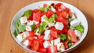 Połączenie sera feta i arbuza jest typowe dla kuchni śródziemnomorskiej 