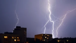 Burza nad Katowicami w poniedziałek. W środę wieczorem gwałtowne nawałnice przetoczą się przez południe i wschód kraju