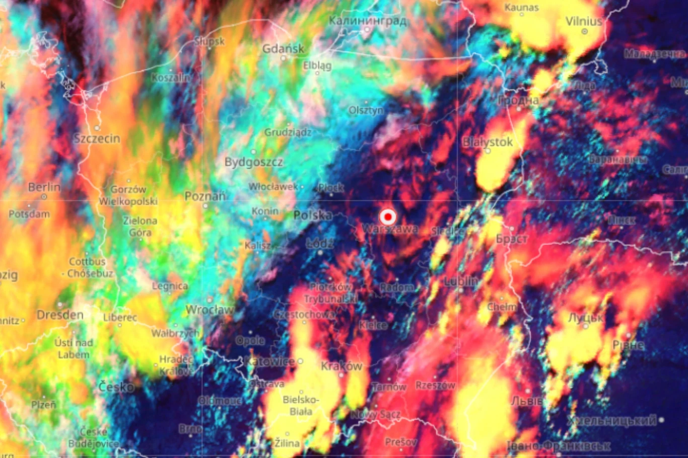 Polska oraz okoliczne kraje Europy Środkowej pokryte intensywnymi pasmami chmur burzowych o zróżnicowanych barwach, wskazujących na dynamiczne zjawiska atmosferyczne, szczególnie silne nad centralną i południowo-wschodnią Polską.