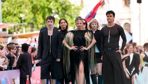 Dara (Bułgaria) ze swoją ekipą podczas Eurowizji 2026 w Wiedniu